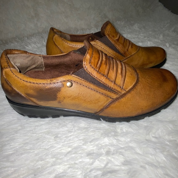 easy street Shoes - Brand New Condition Easy Street distressed leather upper mules sz 10